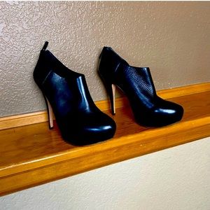 Black leather booties Vince camuto